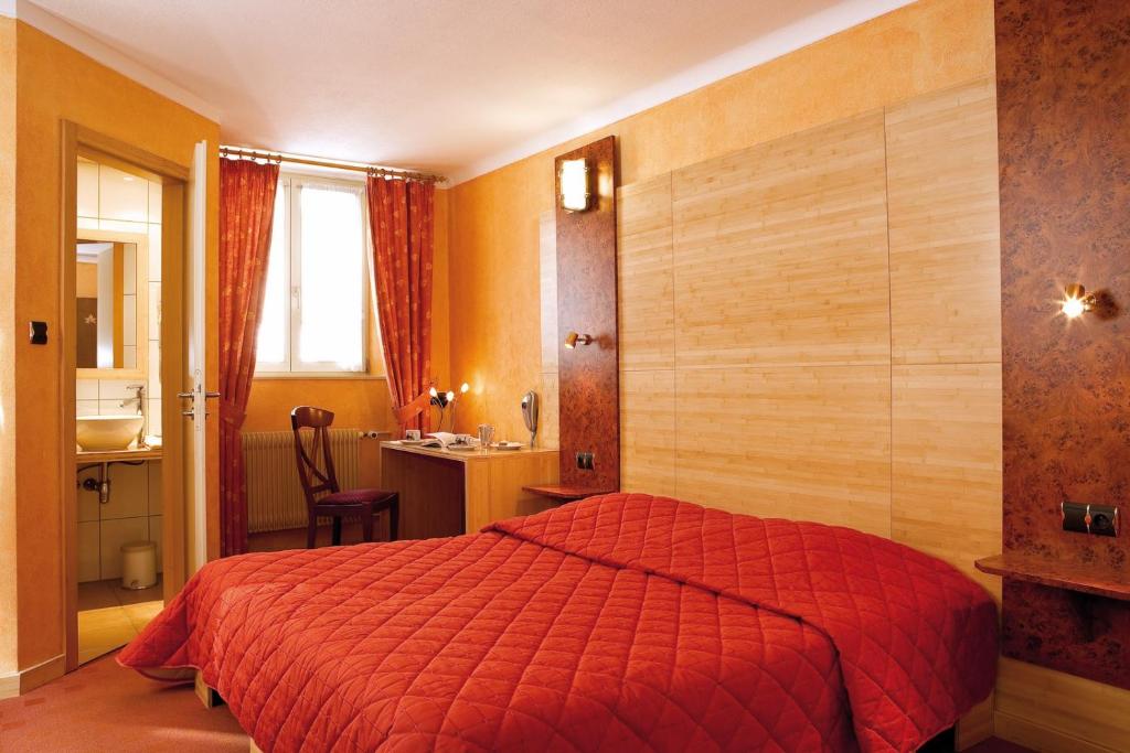 Postel nebo postele na pokoji v ubytování Hôtel A la Vignette - COLMAR-NORD