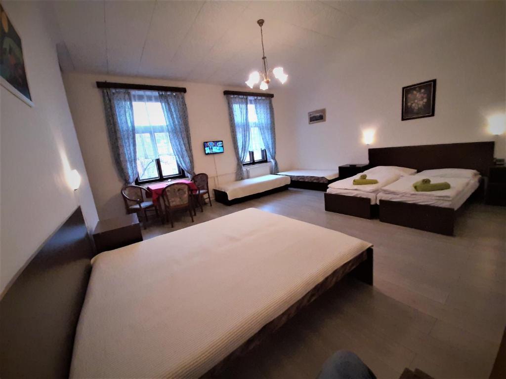 Łóżko lub łóżka w pokoju w obiekcie Hotel Olga