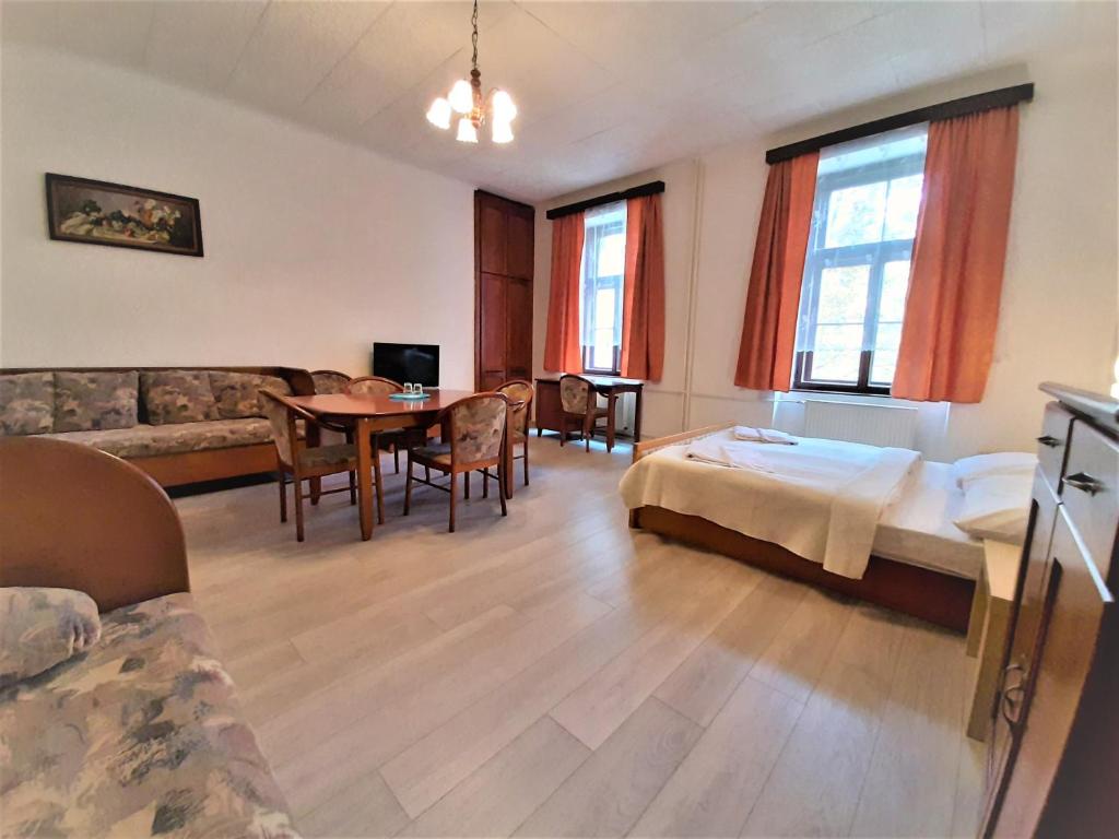 Łóżko lub łóżka w pokoju w obiekcie Hotel Olga