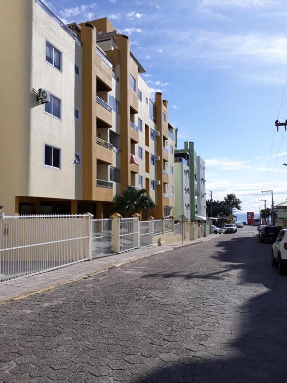 una calle vacía delante de un edificio en Estrela do Mar B, en Bombinhas