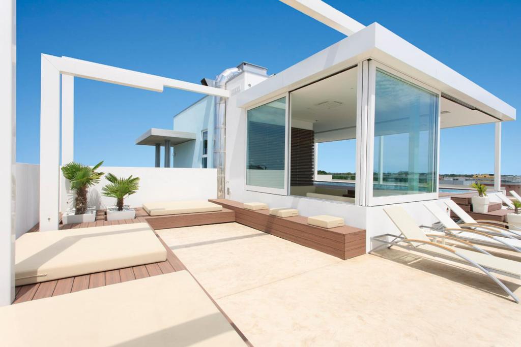 a house with a view of the ocean at Il Teatro in Lido di Jesolo