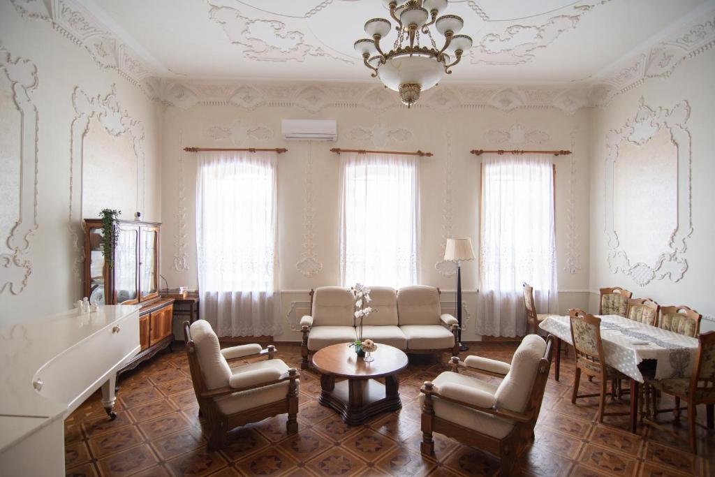 Posezení v ubytování The Grand Piano Villa