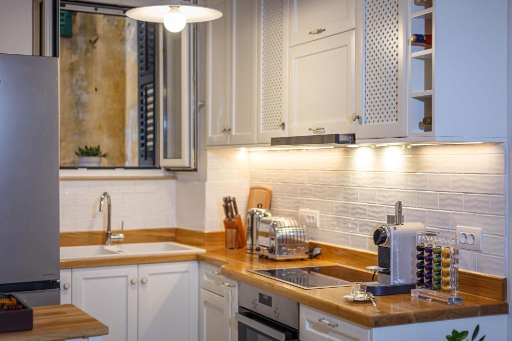 Kuchnia lub aneks kuchenny w obiekcie Palazzino Leone - Corfu Old Town Liston Deluxe Apartment