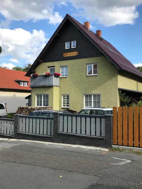 a house with a fence in front of it at Ferienwohnung Brockenblick in Wernigerode