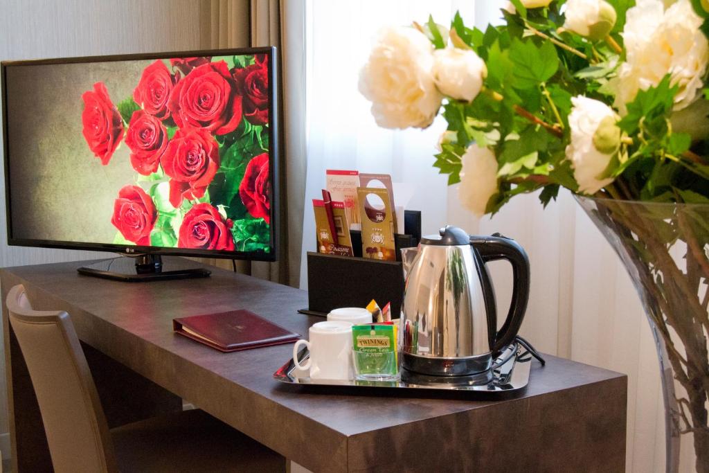 Příslušenství pro přípravu čaje a kávy v ubytování Windsor Hotel Milano