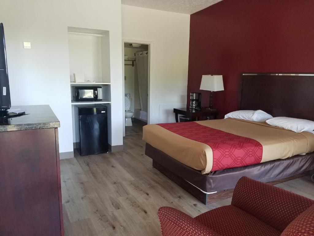 Econo Lodge Inn & Suites Lake Harmony - Pocono Mountains Area - Queen Room - Non-Smoking