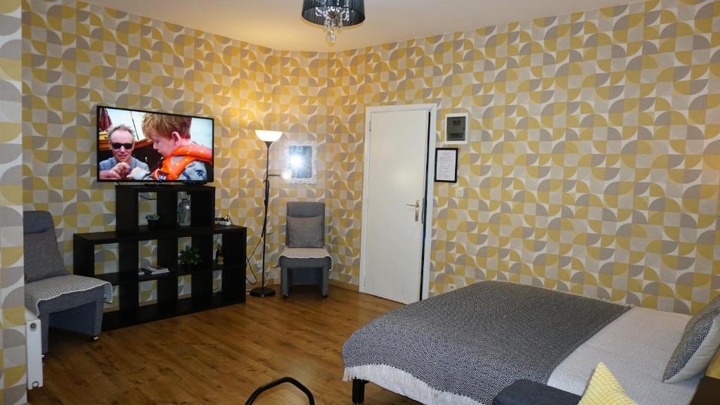 Una televisión o centro de entretenimiento en Sint-Jans Appartments