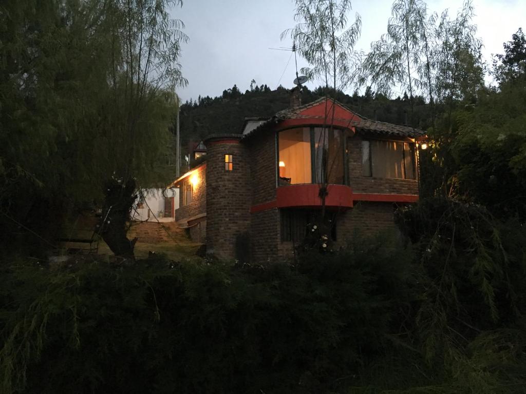 een huis met een rood dak in een bos 's nachts bij NATURALEZA Y VIDA in Aquitania