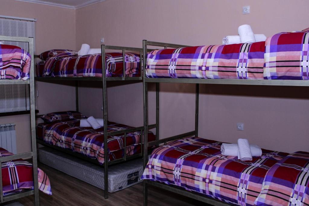 Postel nebo postele na pokoji v ubytování Bee Lucky Hostel and Tours