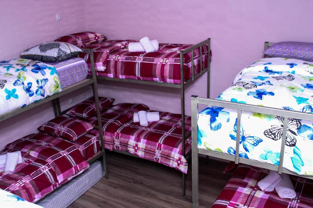 Postel nebo postele na pokoji v ubytování Bee Lucky Hostel and Tours