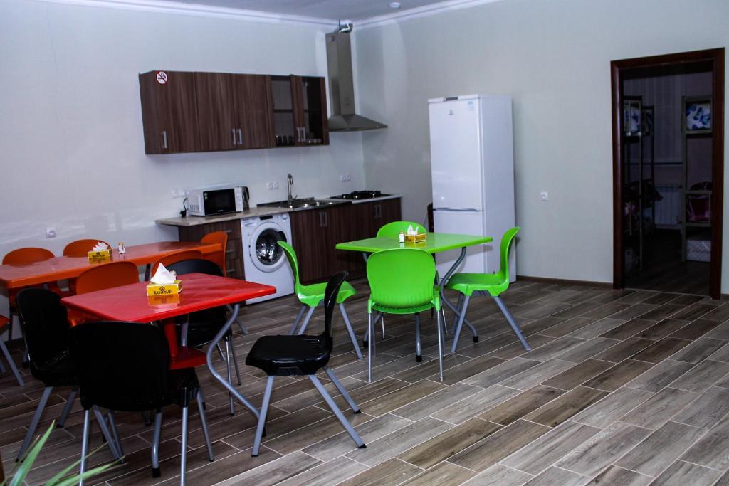 Kuchyň nebo kuchyňský kout v ubytování Bee Lucky Hostel and Tours
