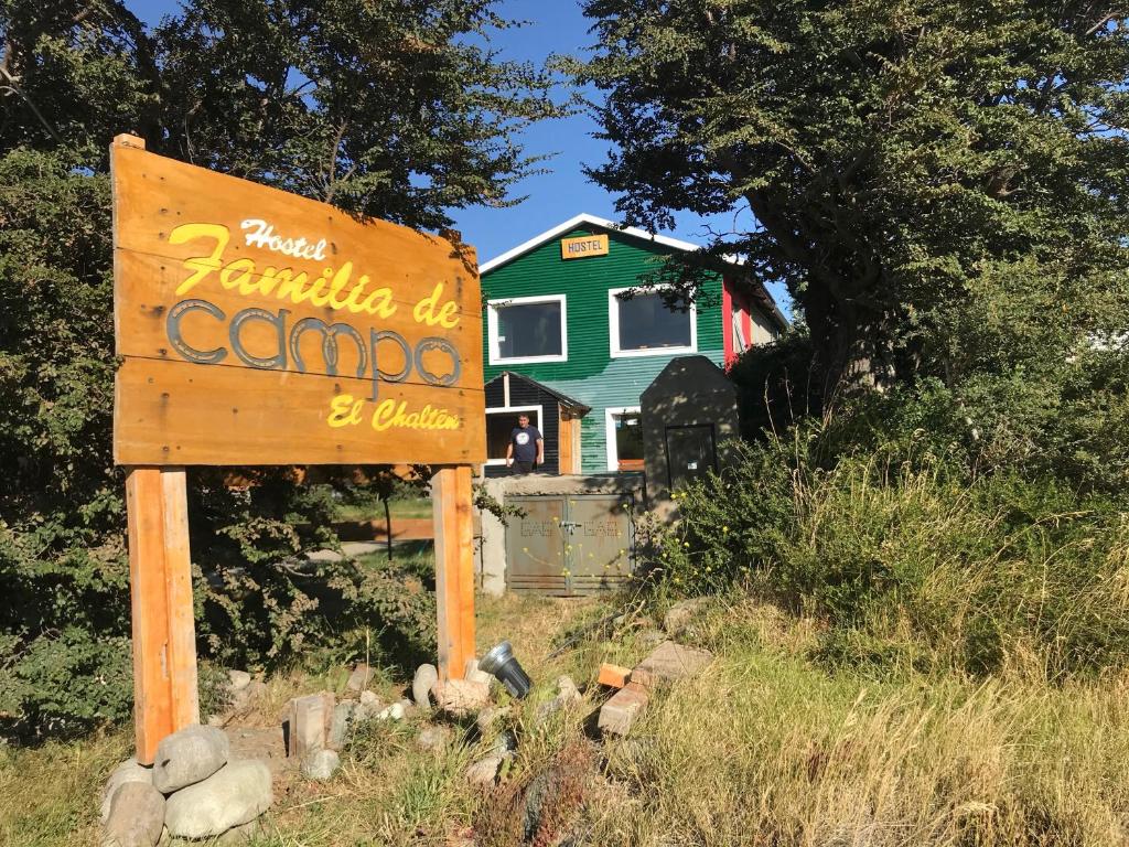 una señal para una campilla de corona frente a una casa en Hostel Familia de Campo en El Chaltén