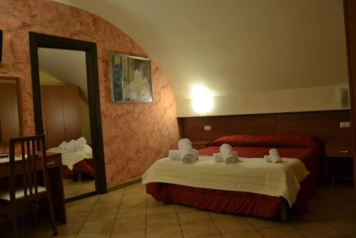 Łóżko lub łóżka w pokoju w obiekcie DONJON SUITE centro storico