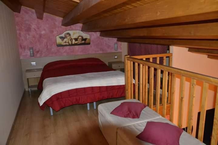 Кровать или кровати в номере DONJON SUITE centro storico