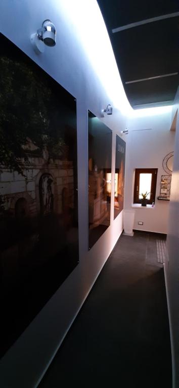Telewizja i/lub zestaw kina domowego w obiekcie DONJON SUITE centro storico