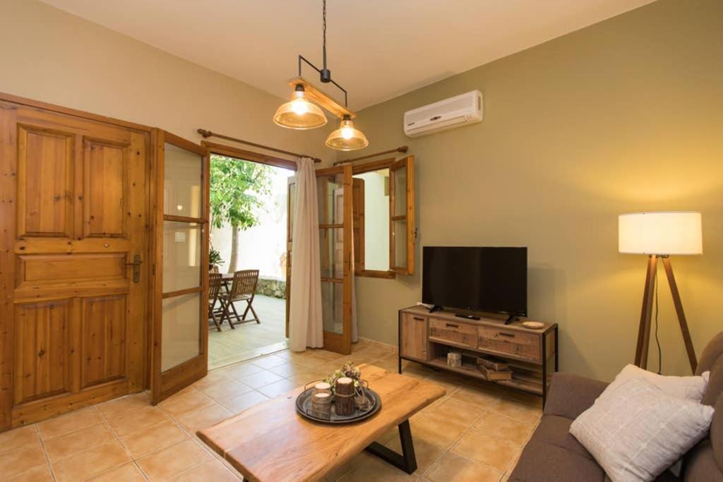 TV a/nebo společenská místnost v ubytování Kamaraki-Apartments