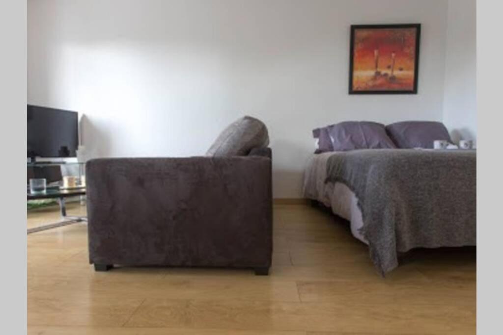 sala de estar con sofá junto a la cama en Le Schnokeloch, en Estrasburgo