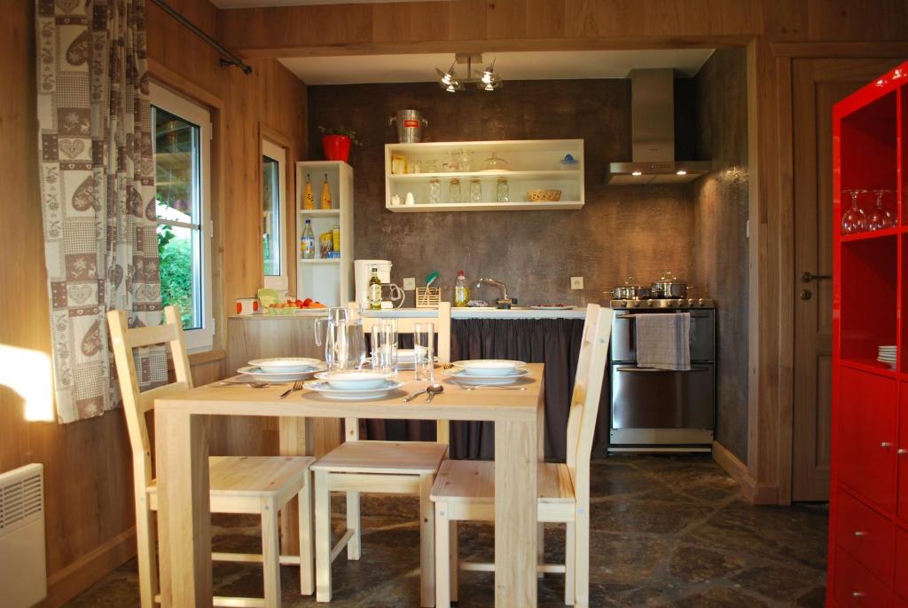 Kuchyň nebo kuchyňský kout v ubytování Le Chalet à Bonnerue