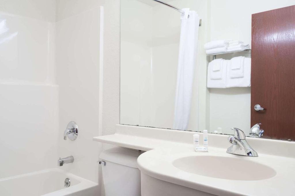 Microtel Inn & Suites by Wyndham Rice Lake - Queen Studio Suite - No Fumadores