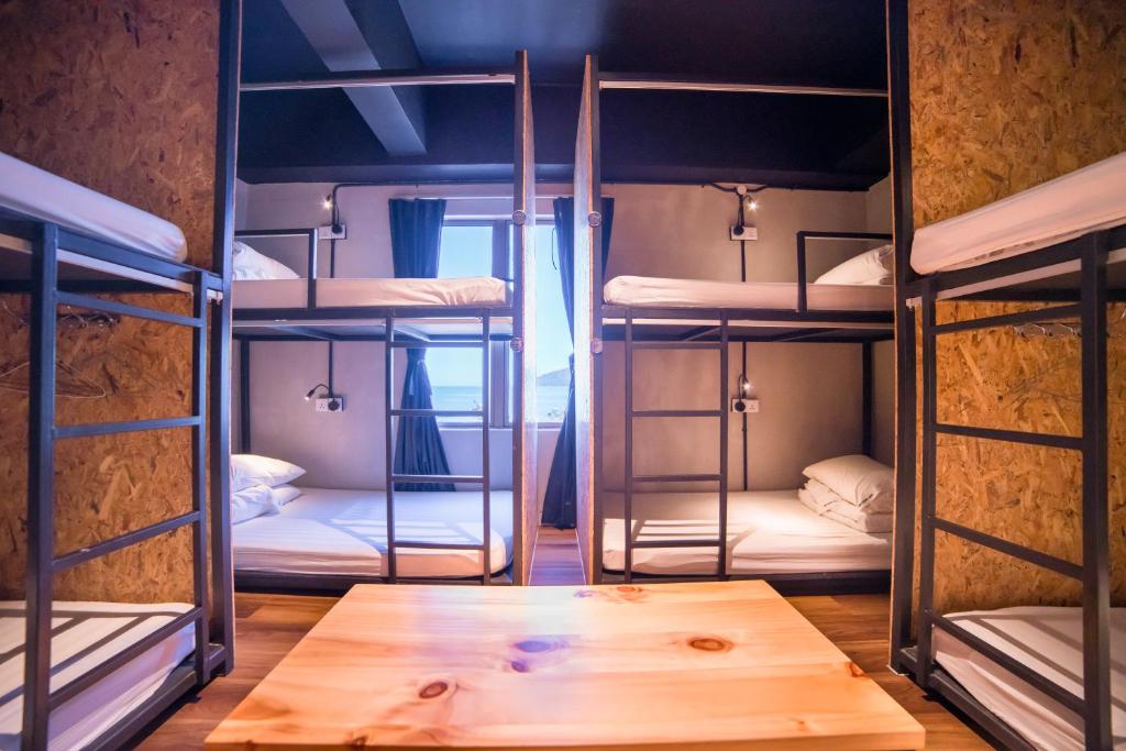 Postel nebo postele na pokoji v ubytování Homy Seafront Hostel
