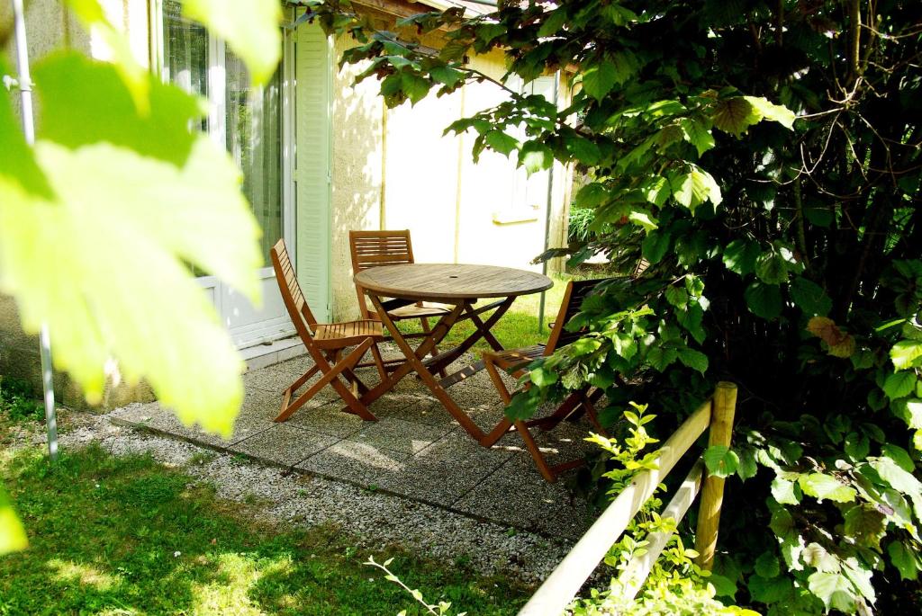 una mesa y sillas en un patio en La Vigneronne, en Dijon