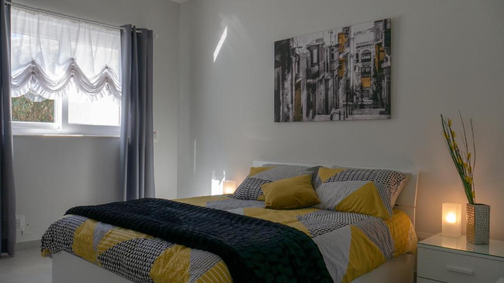 Voodi või voodid majutusasutuse Mgarr Waterfront Cosy Apartment 2 by Ghajnsielem Gozo toas