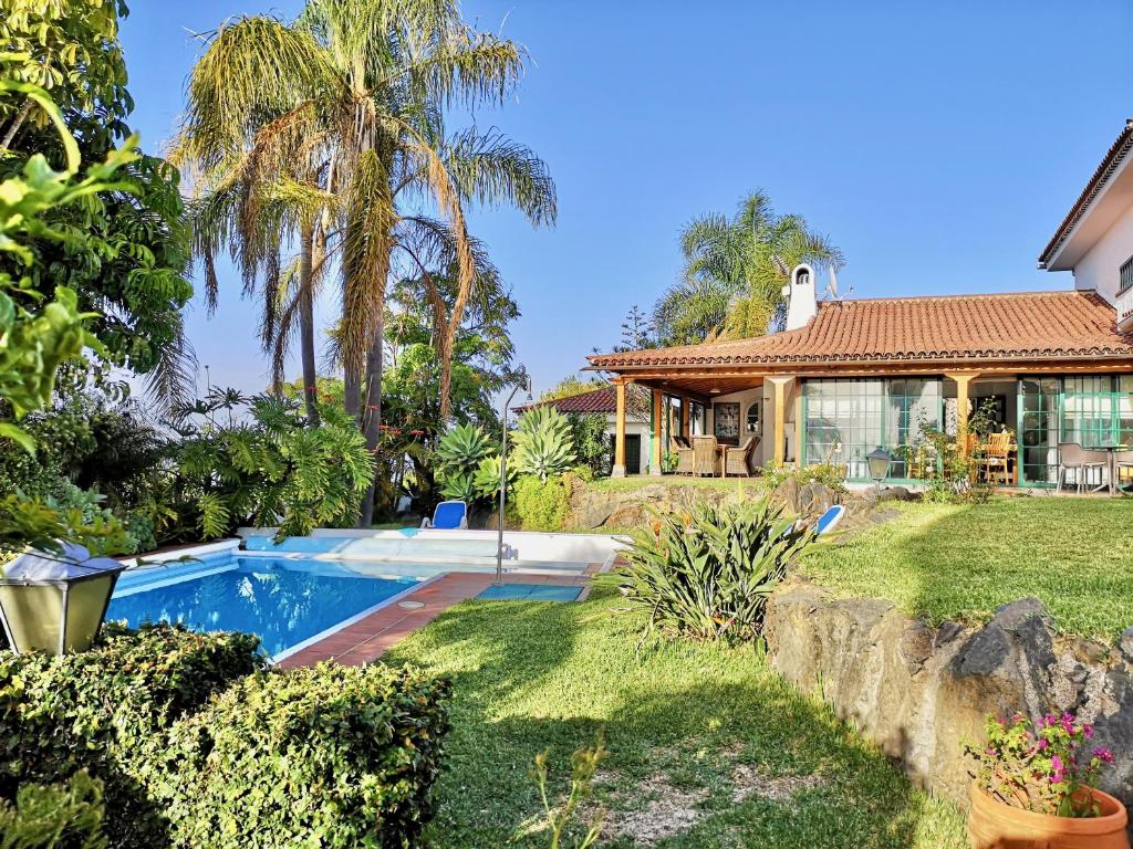 una casa con piscina frente a un patio en Nanou House, en La Matanza de Acentejo