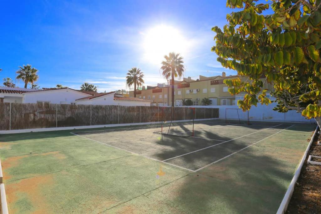 Tenis alebo squash v ubytovaní VILLA LUNA Beach Premium 9PAX alebo jeho okolí