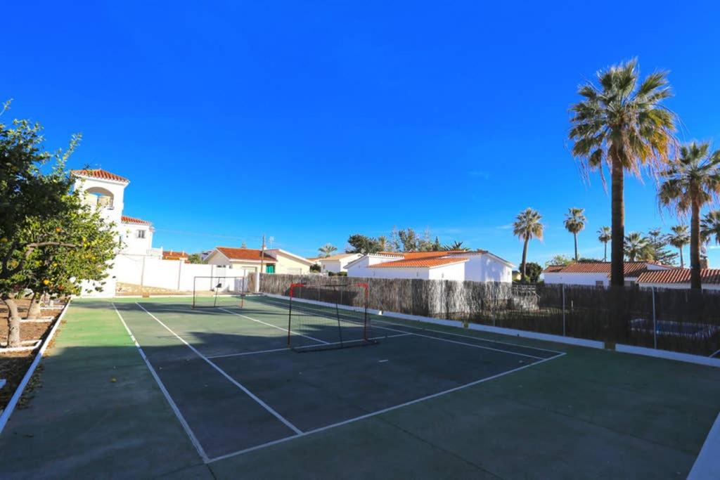 Tenis alebo squash v ubytovaní VILLA LUNA Beach Premium 9PAX alebo jeho okolí
