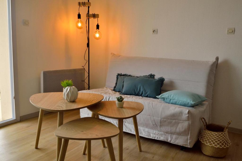 - une chambre avec un lit et deux tables dans l'établissement OSoleMio La Rochelle, à La Rochelle