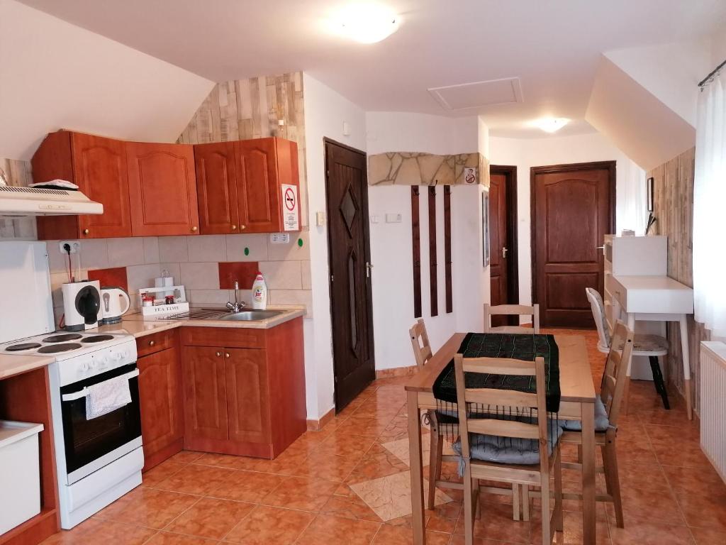 Kuchyň nebo kuchyňský kout v ubytování Tabán Apartman