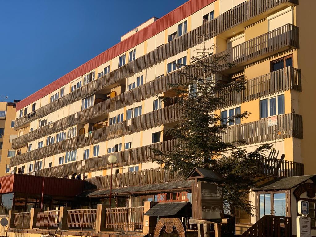 un gran edificio con una escalera de incendios a un lado en Apartamentos Bulgaria, en Sierra Nevada