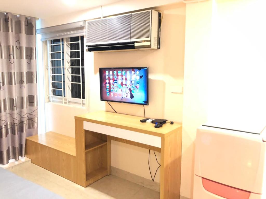 TV a/nebo společenská místnost v ubytování TrangTien Hostel
