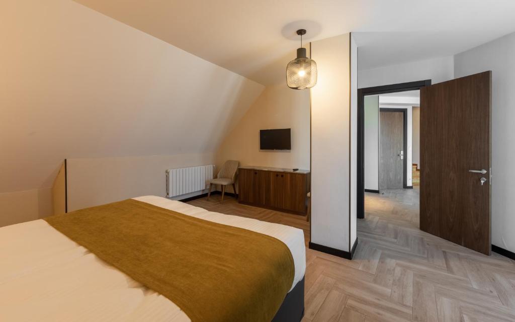 Postel nebo postele na pokoji v ubytování KOMOREBI BAKURIANI RESORT