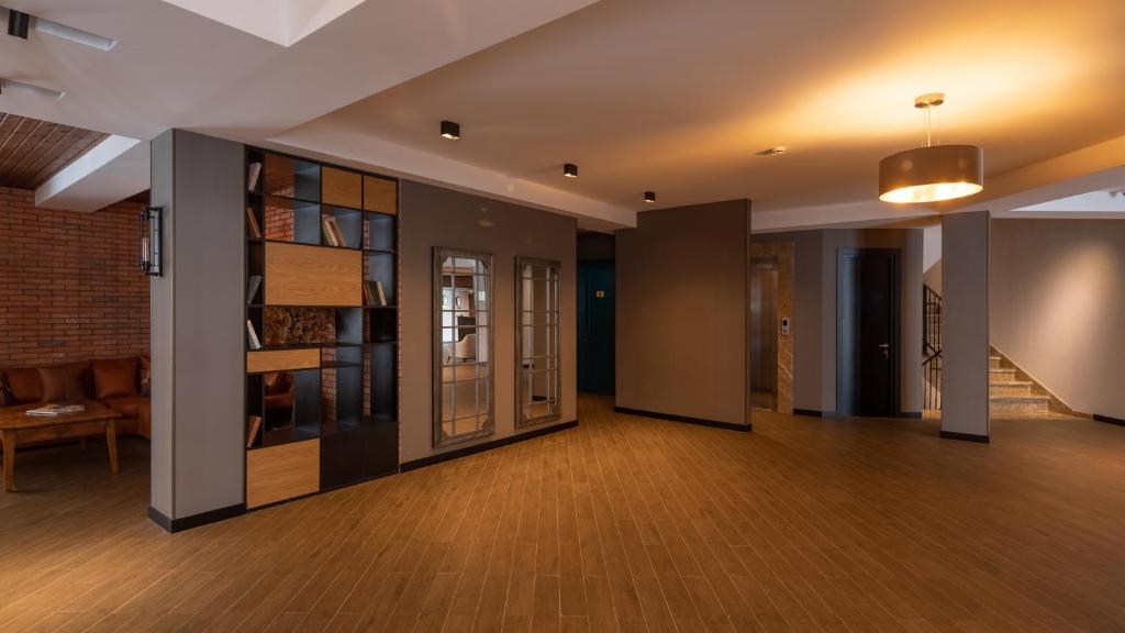 Kuchyň nebo kuchyňský kout v ubytování KOMOREBI BAKURIANI RESORT