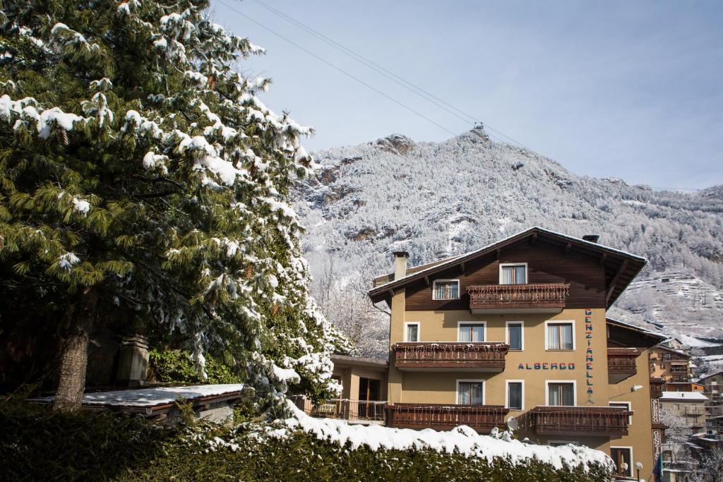 Nespecifikovaný výhled na hory nebo výhled na hory při pohledu z hotelu