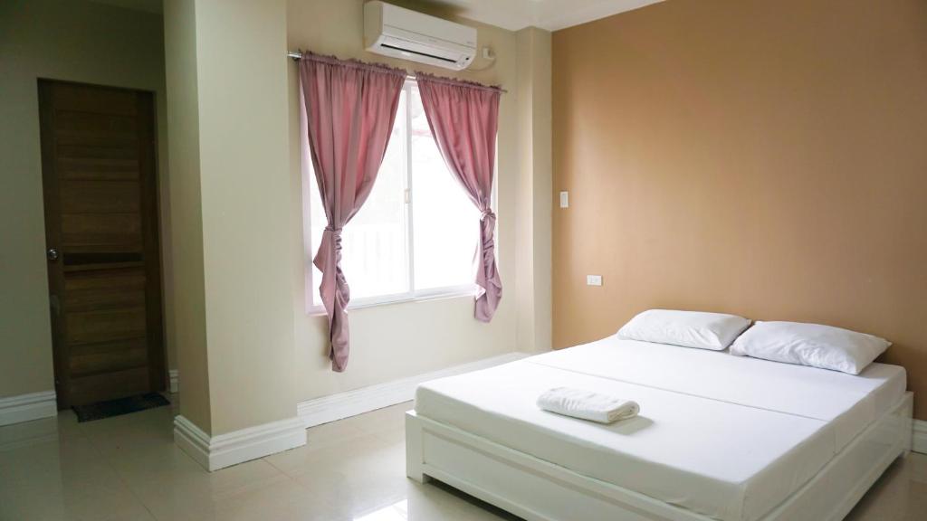 Postel nebo postele na pokoji v ubytování Sandscape Hotel
