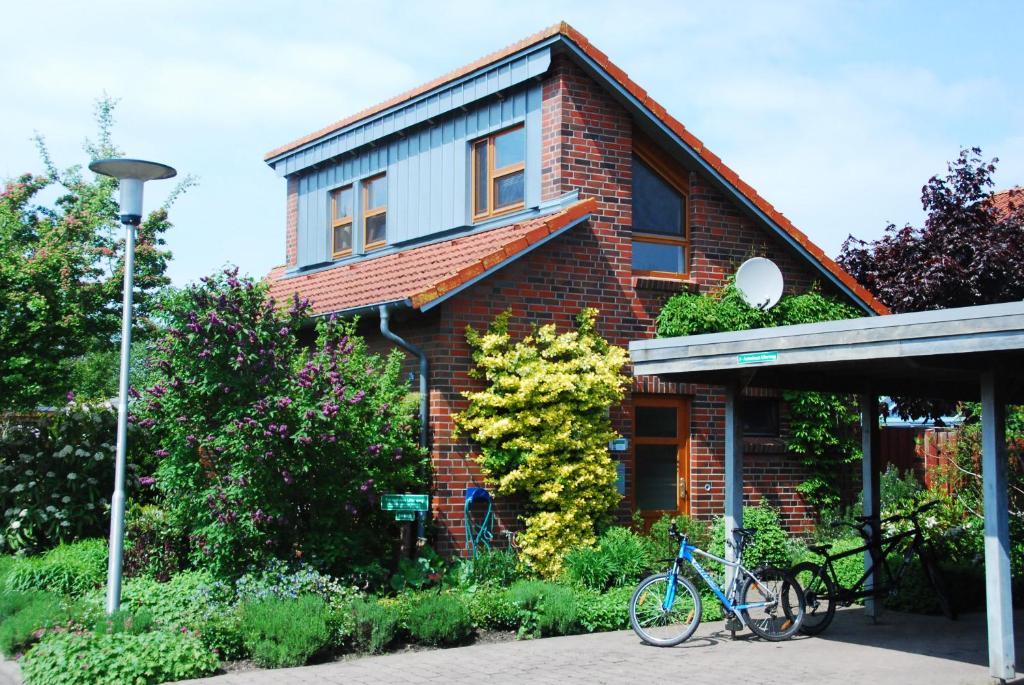 a blue bike parked in front of a brick house at Ferienhaus Uferweg in Otterndorf