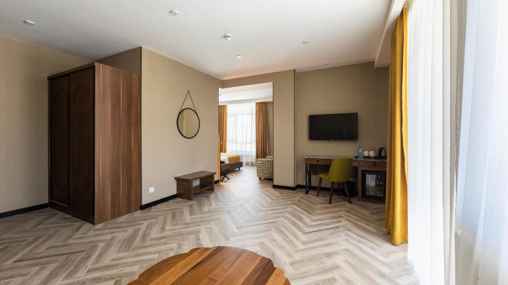 TV a/nebo společenská místnost v ubytování KOMOREBI BAKURIANI RESORT