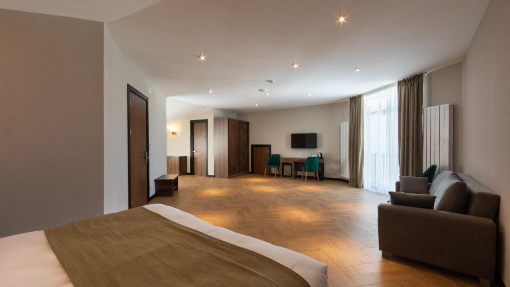 TV a/nebo společenská místnost v ubytování KOMOREBI BAKURIANI RESORT