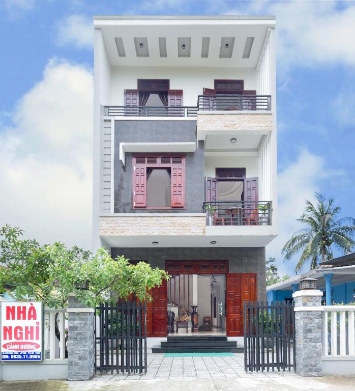 a storey house with a balcony at CANH DUONG MOTEL in Lang Co