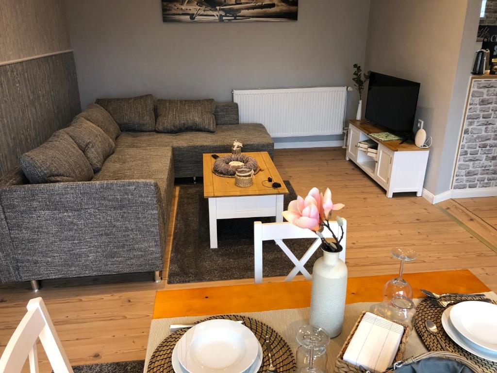 a living room with a couch and a table at Lieblingsplatz - Ferienwohnung Verse in Eddelak