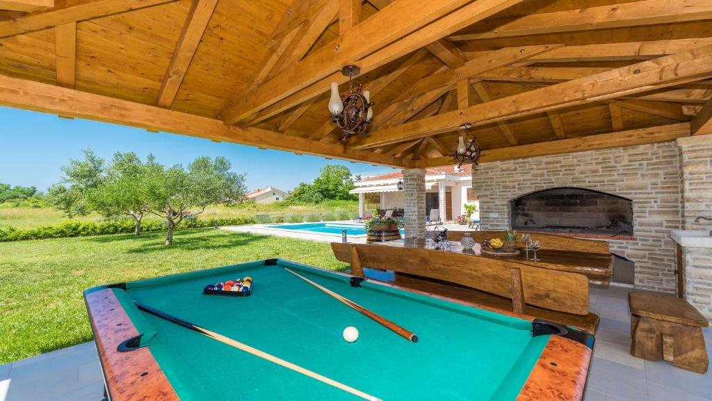 Stół bilardowy w obiekcie Villa Mia with heated pool, billiards and large garden - by TA Leut Agency