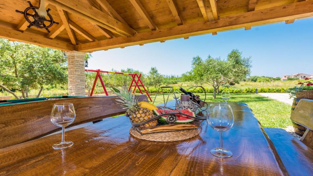 Ogród w obiekcie Villa Mia with heated pool, billiards and large garden - by TA Leut Agency