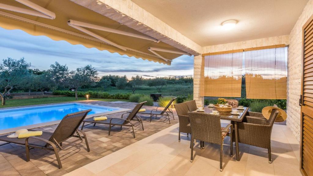 Basen w obiekcie Villa Mia with heated pool, billiards and large garden - by TA Leut Agency lub w pobliżu