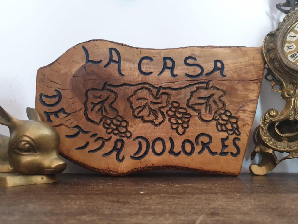 コルテス・デ・ラ・フロンテラにあるCasa de Tita Doloresの時計の横に1ドルのセサーと書いてある