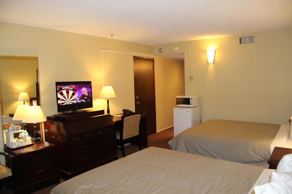 Postel nebo postele na pokoji v ubytování Canway Inn & Suites