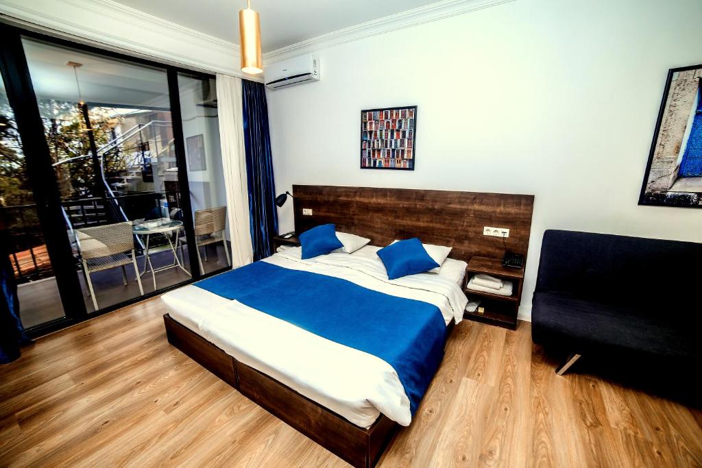 Postel nebo postele na pokoji v ubytování Tbilisi View Hotel