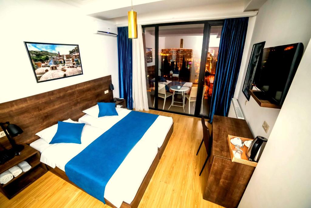 Postel nebo postele na pokoji v ubytování Tbilisi View Hotel