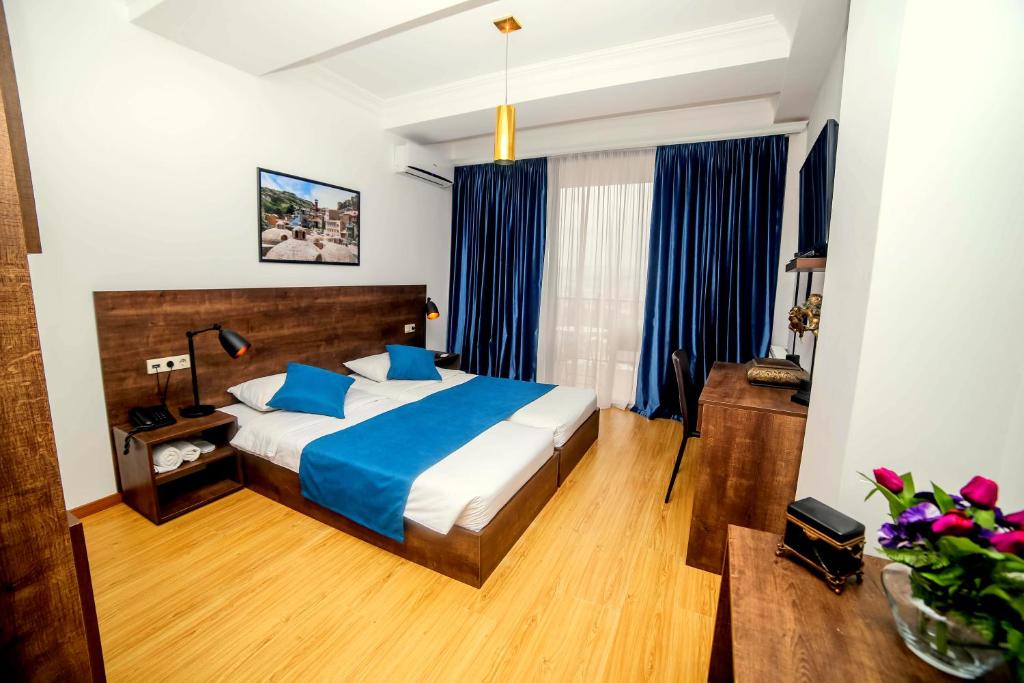 Postel nebo postele na pokoji v ubytování Tbilisi View Hotel